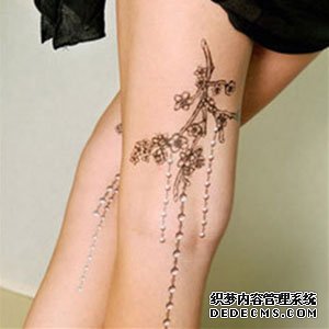 学时髦身体彩妆 &ldquo;妆&rdquo;出深V乳沟