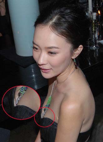俯身瞬间春光乍泄 走光派女星爆乳争&ldquo;峰&rdquo;看点多点击图片进入下一页