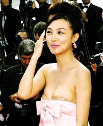 俯身瞬间春光乍泄 走光派女星爆乳争&ldquo;峰&rdquo;看点多点击图片进入下一页