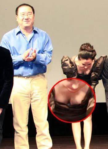 俯身瞬间春光乍泄 走光派女星爆乳争&ldquo;峰&rdquo;看点多点击图片进入下一页
